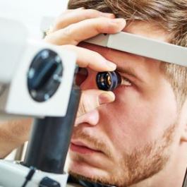 Die augenärztliche Untersuchung des Augenhintergrundes sollte immer am weitgetropften Auge erfolgen