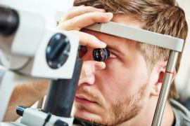 Die augenärztliche Untersuchung des Augenhintergrundes sollte immer am weitgetropften Auge erfolgen